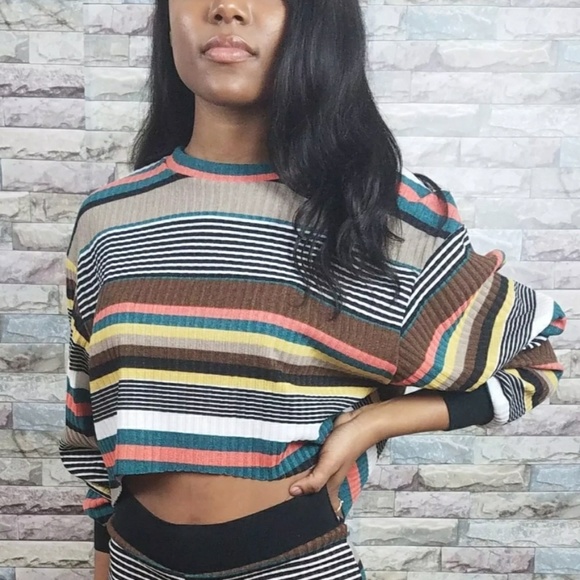 Cropped Sweater & Shorts Set - Picture 2 of 4